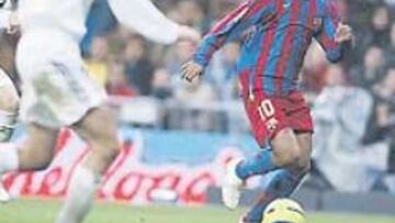 <b>TERCERO. </b>Ronaldinho se va de Ramos y encara a Helguera, en el 0-3.