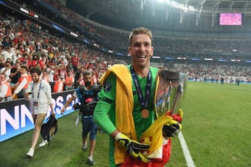 Adrián parades the UEFA Super Cup trophy