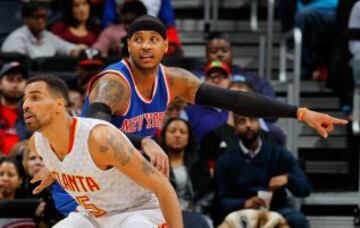 Thabo Sefolosha defiende ante Carmelo Anthony.
