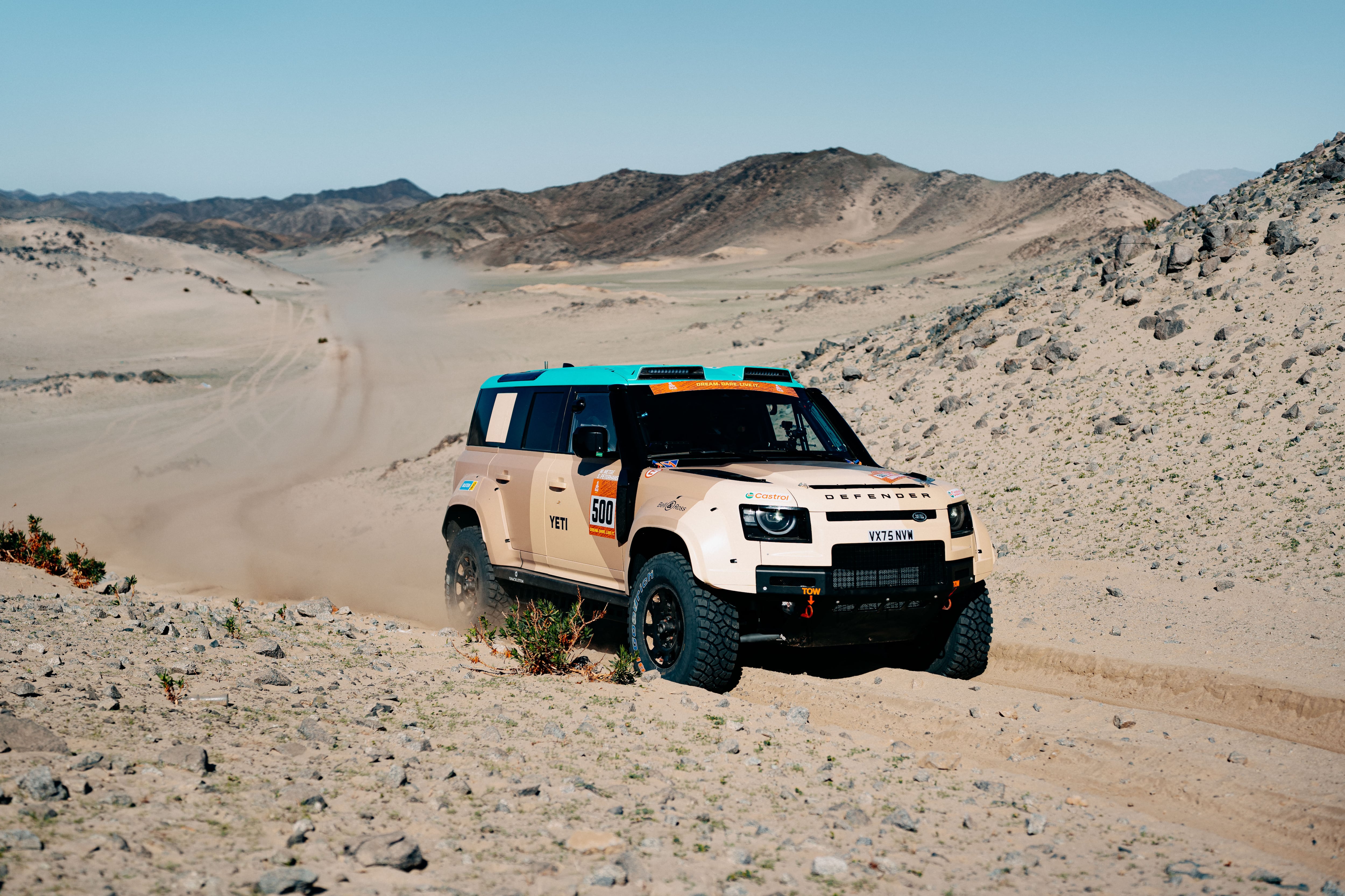 Peterhansel, con el Defender en un test en Yanbu previo al Dakar.