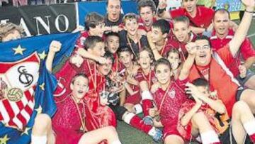 <b>CAMPEONES. </b>Los jugadores celebran el título con el escudo sevillista.