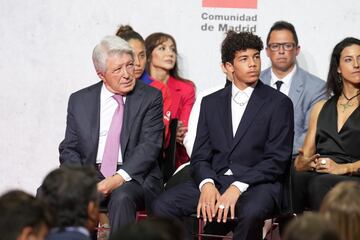 El presidente del Atlético de Madrid, Enrique Cerezo y el hijo de Marcelo, Enzo Alves, durante el acto de entrega de premios. 
 