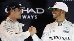 Rosberg y Hamilton en el podio de Abu Dhabi. 