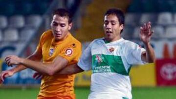 <b>OPTIMISTA. </b>Alan Baró pelea por un balón, en el derbi, ante el jugador del Elche David Fuster.
