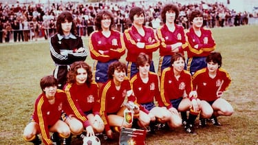 La Selección Española de Fútbol se oficializó en 1983, por ello no hubo tiempo ni se pudo consagrar su participación en el primer Campeonato de Europa. En las tres siguientes estuvieron presentes en los clasificatorios, pero sin apenas competir, ya que su mejor posición fue un penúltimo puesto. Después de la desastrosa clasificación para la Eurocopa de 1991 (última de grupo con dos puntos gracias a dos empates), mejoraron su fútbol y su papel, debido a que se quedaron en las dos siguientes ediciones con la miel en los labios, tras ser segundas de grupo cuando solo se clasificaban las primeras.