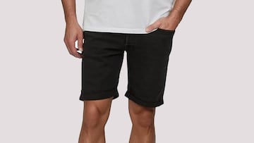 Vaqueros cortos para hombre en color negro disponibles en Amazon.