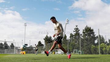 Varane, duarante el entrenamiento del Real Madrid.