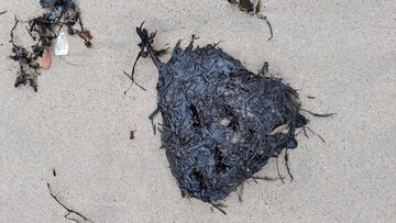 Aparecen ‘galletas’ de chapapote en varias playas de Galicia