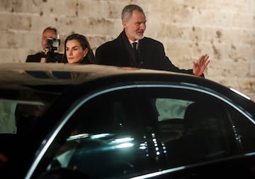 Los reyes de España, Felipe VI y Letizia, a su llegada a la misa funeral.