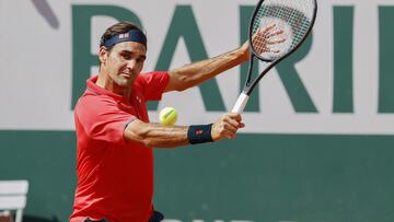 Roger Federer ejecuta un revés cortado en Roland Garros.