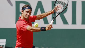 Roger Federer ejecuta un rev&eacute;s cortado en Roland Garros.