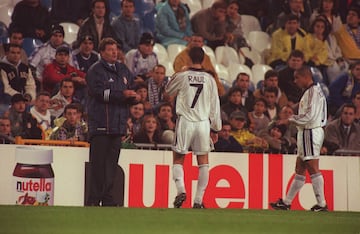 Temporada 1999/00 | John Benjamin Toshack con 
Raúl y Roberto Carlos en un partido de Liga de Campeones.