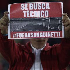 Hinchas de Santa Fe piden la salida de Guillermo Sanguinetti