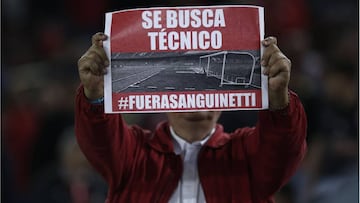 Hinchas de Santa Fe piden la salida de Guillermo Sanguinetti