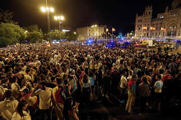  Los aficionados del Real Madrid celebraron título en La Cibeles.