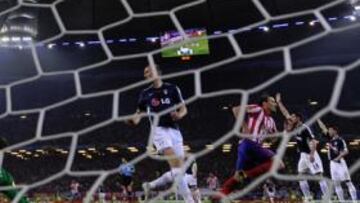<b>UN GOL CON PREMIO. </b>Forlán tras marcarle a Schwarzer el primero de los dos goles en el Hamburgo Arena. Este tanto le ha valido al uruguayo un nuevo galardón.