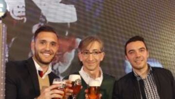 Con mediador. Lucas Pérez, el técnico del Obradoiro Moncho Fernández e Iago Aspas brindaron ayer en el acto que organizó Estrella Galicia en Santiago.