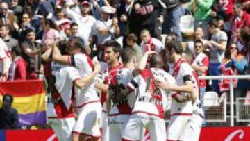 Los jugadores del Rayo Vallecano celebran el gol de Antonio Amaya.