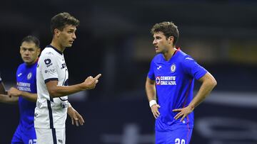 Juan Ignacio Dinneno y Santiago Giménez en el duelo entre Cruz Azul y Pumas del Guardianes 2020