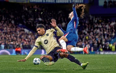El árbitro del partido, Slavko Vincic, muestra la cartulina roja (doble amarilla) al capitán del Barcelona por una entrada a destiempo a Marc Cucurella.
