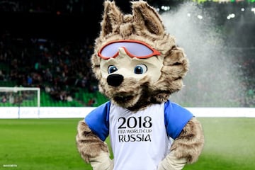 La última mascota del Mundial es Zabivaka, un lobo con una camisa blanca con mangas azules y anteojos de color naranja, representando los colores de Rusia.