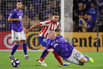 Wayne Rooney y Héctor Herrera.