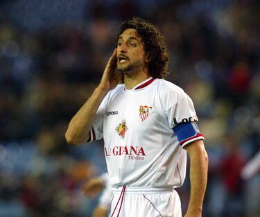 Llegó al Barcelona en 1992 procedente del Real Zaragoza. En el Sevilla estuvo seis años desde el 2000.