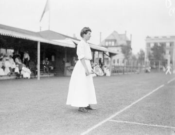 Junto con el Golf, el Tenis ha sido uno de los deportes que primero incluyó a las mujeres. En imagen, W. E. Clasterman en un club de tenis de Chicago en 1903.