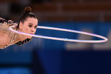 Nicol Zelikman de Israel compite en la final general individual del evento de Gimnasia Rítmica.