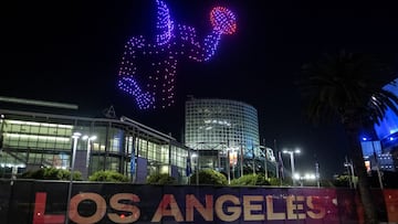 11 February 2022, US, Los Angeles: Five hundred drones form the shape of a football player fly over the Los Angeles Convention Center during the Super Bowl LVI Drone Show Friday night. Photo: Ringo Chiu/ZUMA Press Wire/dpa
11/02/2022 ONLY FOR USE IN SPAI