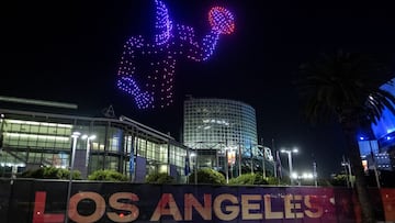 11 February 2022, US, Los Angeles: Five hundred drones form the shape of a football player fly over the Los Angeles Convention Center during the Super Bowl LVI Drone Show Friday night. Photo: Ringo Chiu/ZUMA Press Wire/dpa
 11/02/2022 ONLY FOR USE IN SPAI