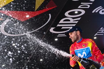 Alejandro Valverde sufrió una grave caída en La Vuelta que provocó su retirada y que pasara por el quirófano. A sus 41 años, el murciano no sólo fue capaz de recuperarse, sino que levantó los brazos poco más de un mes después en el Giro de Sicilia. Su triunfo, el 131 de su carrera para un ciclista eterno que se retira en 2022.