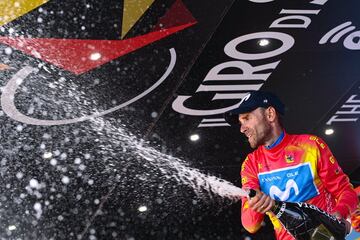 Alejandro Valverde sufri una grave cada en La Vuelta que provoc su retirada y que pasara por el quirfano. A sus 41 a?os, el murciano no slo fue capaz de recuperarse, sino que levant los brazos poco ms de un mes despus en el Giro de Sicilia. Su triunfo, el 131 de su carrera para un ciclista eterno que se retira en 2022.