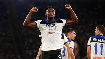 Duván Zapata celebrando su gol en el triunfo de Atalanta sobre Roma por Serie A.