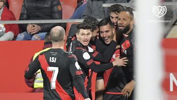 Guardiola celebra con sus compa&ntilde;eros sus goles en Copa.