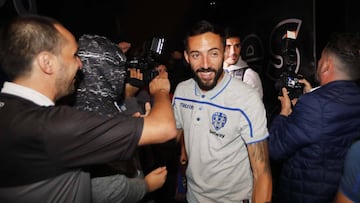 El levantinismo recibió al autobús del equipo de su llegada de Madrid al grito de "Morales selección".