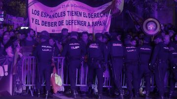 Decenas de personas durante una concentración en contra de la amnistía, frente a la sede del PSOE en la calle Ferraz, a 6 de noviembre de 2023, en Madrid (España). Los manifestantes se han mostrado opuestos al pacto de los socialistas con ERC que incluye, entre otras medidas, una ley de amnistía que favorecería a los procesados del 'procés' catalán, el traspaso de las competencias de Rodalíes o la condonación de hasta 15.000 millones de euros de deuda del Fondo de Liquidez Autonómica (FLA) a Cataluña.
06 NOVIEMBRE 2023;SOCIEDAD;CONCENTRACIÓN;MANIFESTACIÓN;PROTESTA;
Ricardo Rubio / Europa Press
06/11/2023