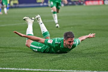 En su debut con el Betis se sacó un gol de la chistera. Golazo desde fuera del área con excelente golpeo del balón y esquivando siempre en todo momento el marcaje de la defensa cadista.