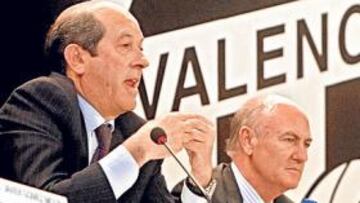 <b>CRUDEZA. </b>Manuel Llorente explicó con claridad cuál es la realidad del club a los accionistas.