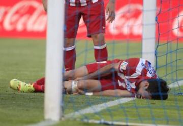 El delantero del Atlético de Madrid Diego Costa, se golpea la pierna con el poste tras marcar el segundo gol ante el Getafe en el partido de Liga en Primera División que disputan esta tarde en el Coliseo Alfonso Pérez. 