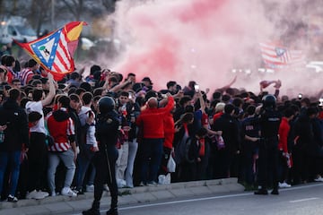 Aficionados del Atlético de Madrid, antes de la llegada del autobús.