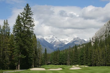 Este idílico campo de golf tiene 27 hoyos y está situado en uno de los parques nacionales más bonitos de Canadá, cerca de las Montañas Rocosas, en Banff, Alberta.