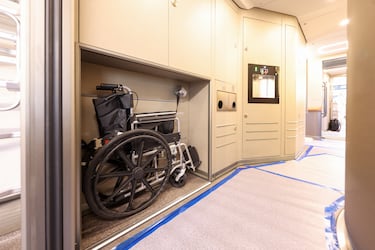 Its total weight has been reduced by 10% through the use of aluminum alloys and carbon‑fiber components. The nose has also been extended to 15 meters (49 feet), cutting air resistance by 22%.