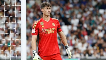 MADRID, 17/09/2023.- El guardameta del Real Madrid, Kepa Arrizabalaga, durante el encuentro correspondiente a la quinta jornada de primera división que disputan hoy domingo frente a la Real Sociedad en el estadio Santiago Bernabéu, en Madrid. EFE / Juan Carlos Hidalgo.
