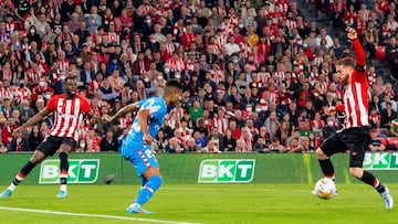 Muniain y Williams en una acci&oacute;n ante el Atl&eacute;tico.