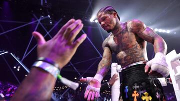 LAS VEGAS, NEVADA - JUNE 15: WBA lightweight champion Gervonta Davis shakes hands with fans as he leaves the ring after defeating Frank Martin in the eighth round of a title fight at MGM Grand Garden Arena on June 15, 2024 in Las Vegas, Nevada. Davis retained his title with an eighth-round knockout.   Steve Marcus/Getty Images/AFP (Photo by Steve Marcus / GETTY IMAGES NORTH AMERICA / Getty Images via AFP)