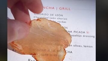 Imagen de una loncha de lomo embuchado servida en un bar de Londres. Foto: TikTok V¨ªctor D¨ªaz (@viictordiiaz7)