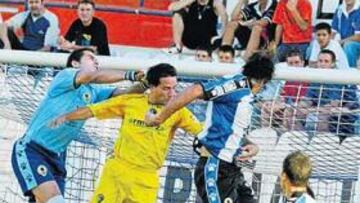 <b>PELEA. </b>El central cadista César Caneda intenta hacerse con el balón ante la salida de Aragoneses en el estadio Rico Pérez.