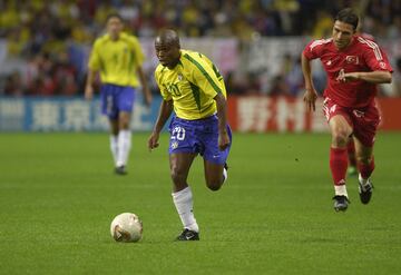 El delantero centro nacido en San Salvador de la Bahía de Todos los Santos, Edílson da Silva Ferreira era uno de los tres delanteros que llevó Luiz Felipe Scolari al Mundial de Corea y Japón. En Europa únicamente jugó una temporada en el Benfica portugués.