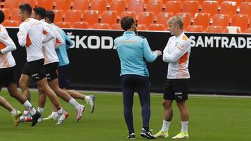 Bordalás y Wass, en un entrenamiento del Valencia.
MESTALLA